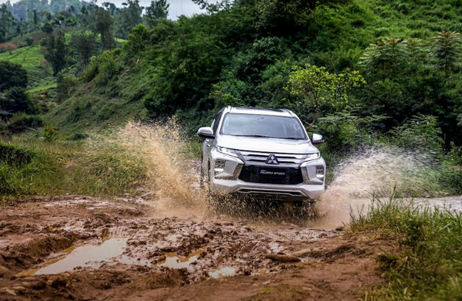 Mitsubishi Triton saat melibas trek offroad, andalan MMKSI untuk segmen SUV untuk medan adventure