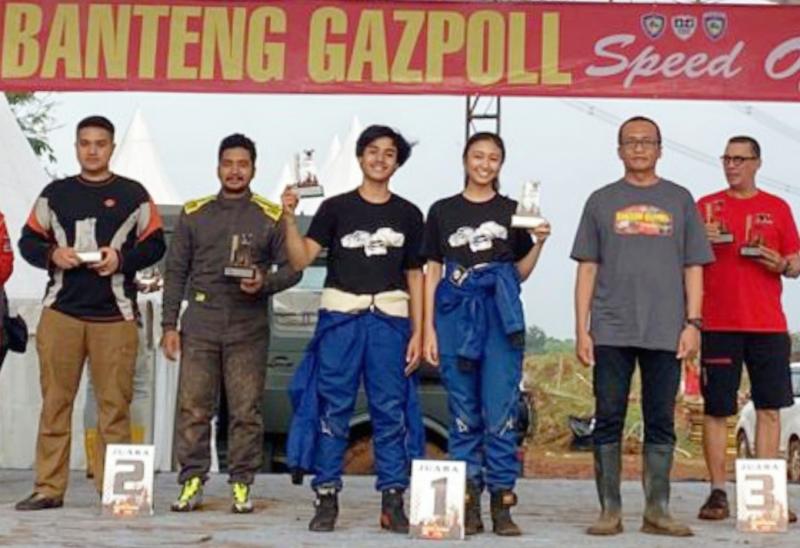Bintang Barlean dan Fia Barlean (tengah) tersenyum ceria bersama trofi juara Kejurnas Speed Offroad 2022 di Tembong Jaya Serang