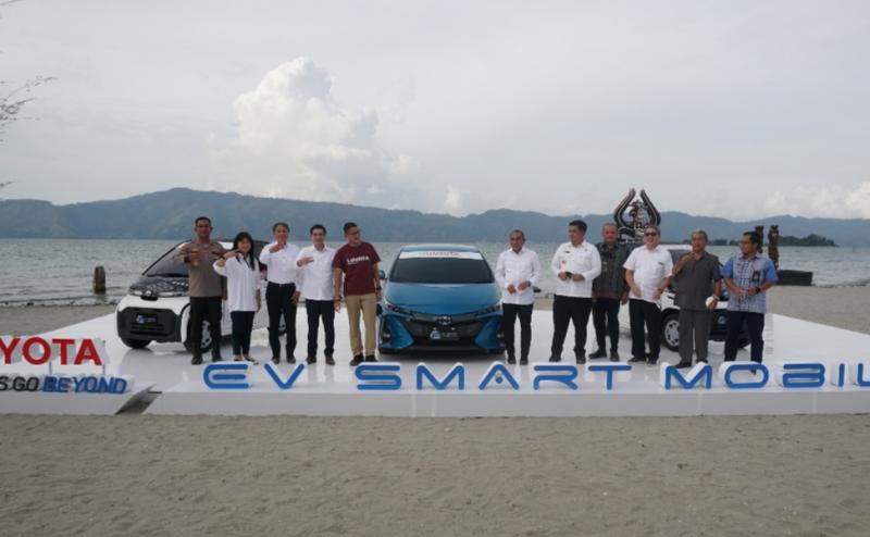  Toyota memperluas jangkauan EV Smart Mobility Project dengan mengadakan kegiatan popularisasi ekosistem kendaraan listrik di kawasan wisata Danau Toba, Sumatera Utara