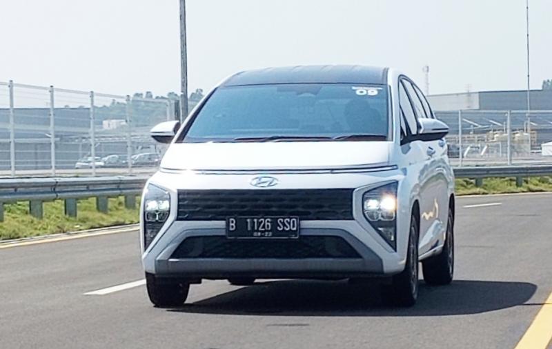 Hyundai STARGAZER, dengan desain model terkini, performa responsif dan kabin nyaman diprediksi bakal mampu bersaing di ceruk segmen MPV pasar kendaraan Tanah Air. (foto : budi santen) 