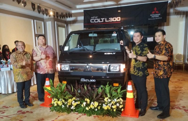 Mitsubishi New Colt L300 diapit, dari kiri Budi Dermawan Daulay (MMKSI), Henry Kosala Wahyadiyatmika (Dirut PT Bumen Redja Abadi), Jonathan dan Henry Barlian Koswara pada acara Customer Gathering di Hotel Peninsula Jakarta Barat malam ini. (foto : bs) 