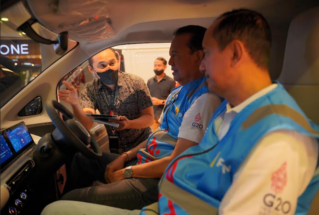 Beberapa petinggi PLN mencoba mobil listrik Wuling EV di Bali