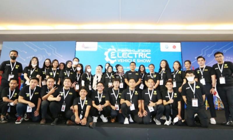 Pak Moeldoko (berdiri, tengah) bersama murid Sekolah Staf Presiden yang hadir PERIKLINDO Electric Vehicles Show 2022 di JI-Expo Kemayoran Jakarta   