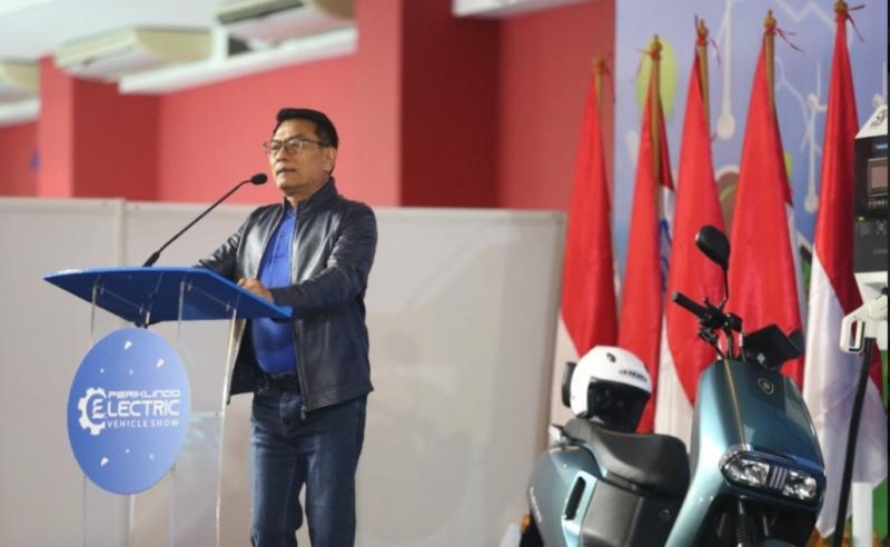 Jenderal TNI (Purn) Moeldoko selaku Ketua PERIKLINDO menutup PEVS 2022 dengan rasa bangga karena berhasil mencetak transaksi hingga Rp 250 miliar pada 2 hari jelang pameran berakhir. (foto : bs)