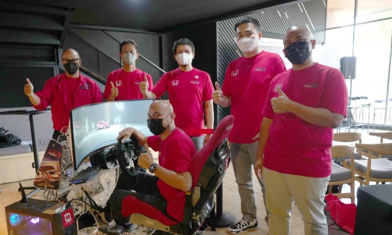 Adhi Parama Sugarda (duduk depan simulator), bersama para sponsor pada preskon Honda Racing Simulator Chamionship 3 di Dreams Cafe SPARK Jakarta, Senin (1/8/2022)
