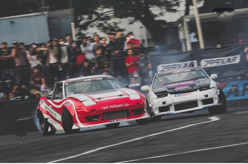 Demas Agil (mobil merah, kiri) saat berlaga pada putaran 2 Indonesian Drift Series 2022 di J99 Maxx Drift Circuit, Lippo Karawaci, Tangerang 