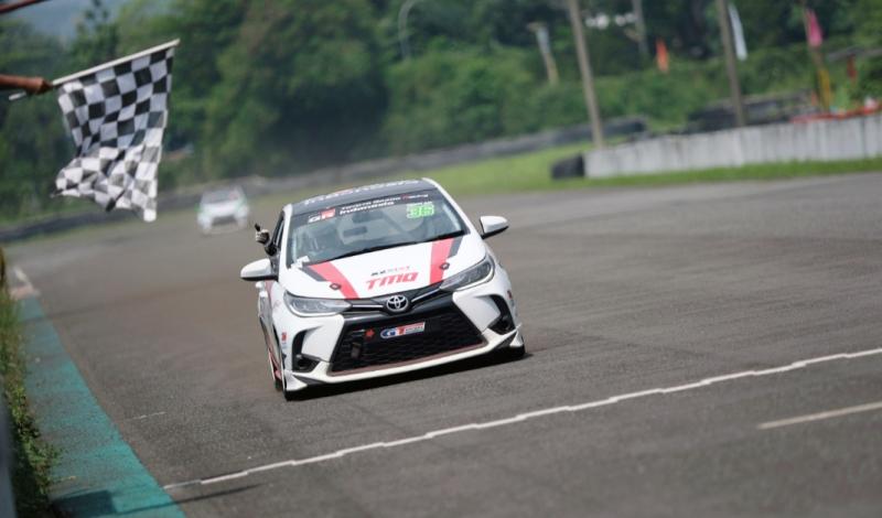 Yaris GR yang dikendarai Demas Agil dari tim Toyota Gazoo Racing Indonesia menembus garis finish pertama kelas ITCR Max putaran 3 ISSOM 2022