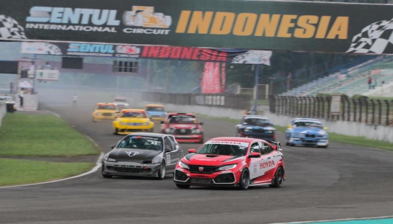 Honda Civic Type-R (mobil merah) andalan Alvin Bahar pembalap andalan Honda Racing Indonesia di ajang ISSOM 2022