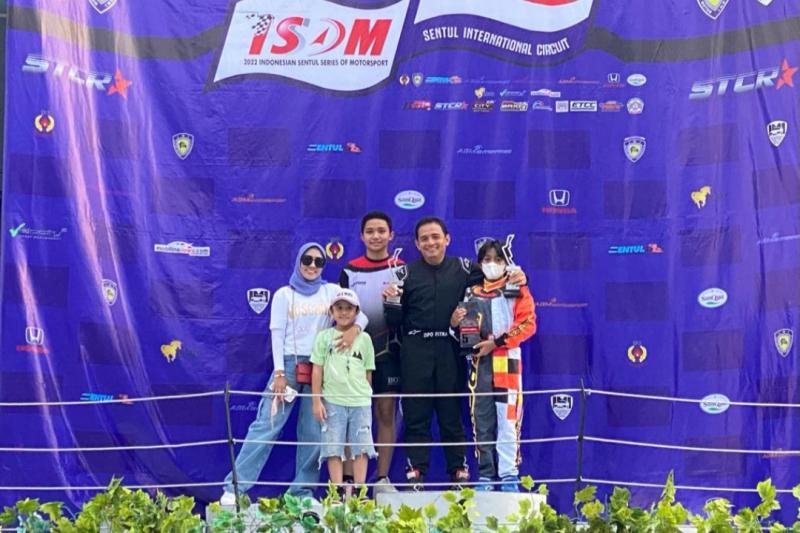 Dypo Fitra di podium juara STC 1600 ISSOM 2022 putaran 3, didampingi istri beserta 3 anaknya, termasuk Rafin Dypo yang juga membawa trofi kemenangan dari Kejurnas Gokart Eshark Rok Cup