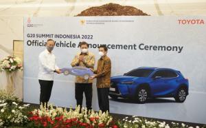  Vice President PT Toyota-Astra Motor Henry Tanoto memberikan replika Lexus UX300e mobil listrik premium sebagai official car partner KTT G20 kepada Menperin Agus Gumiwang disaksikan Menko Perekonomian Airlangga Hartarto di Jakarta hari ini