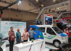 Penandatanganan kerjasama DFSK dan Transjakarta untuk transportasi umum Jakarta dengan kendaraan listrik