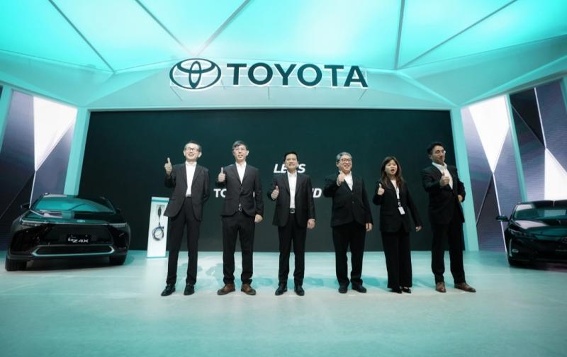 Board of Director PT Toyota Astra Motor dan TMMIN dengan latar belakang kendaraan elektrifikasi di booth Toyota ajang GIIAS 2022