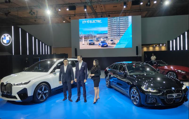 Dua Mobil Full Listrik BMW  iX dan i4 Hadir di GIIAS 2022