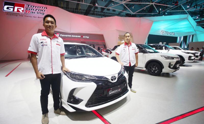Para pembalap Toyota Gazoo Racing Indonesia bersama para bos Toyota Astra Motor di booth Toyota Gazoo Racing, ICE BSD City Tangerang