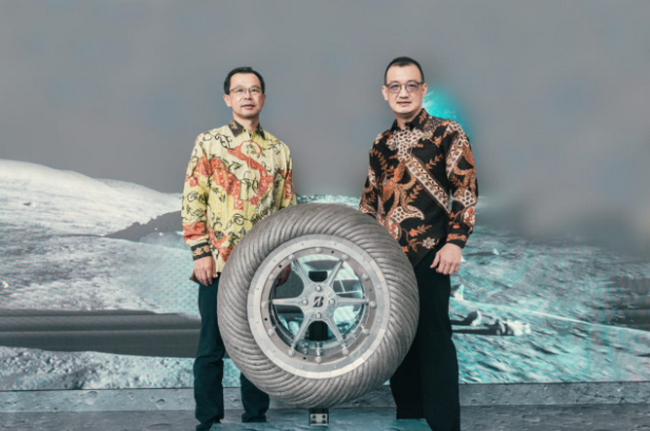 Peringgi Bridgestone Indonesia bersama produk terbaru ban Lunar Rover Tire 