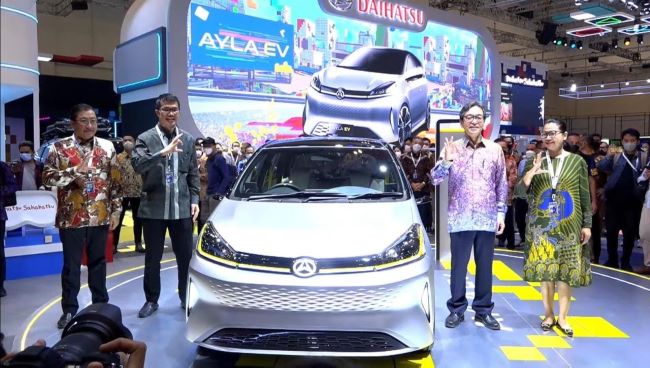 Petinggi Daihatsu bersanding denagn mobil konsep baru di GIIAS 2022