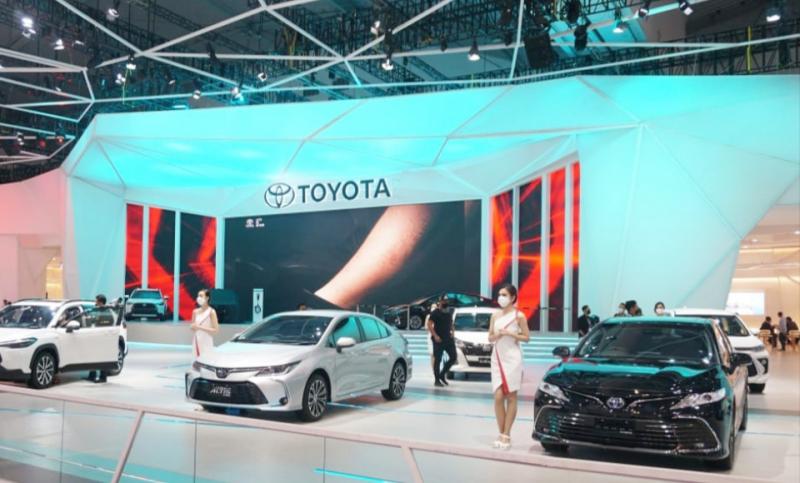 Toyota siapkan hadiah menarik mulai uang sebesar 10 juta rupiah hingga iPhone 13 bagi para pelanggan beruntung yang berpartisipasi aktif dalam challenge dan quiz yang disiapkan dalam area booth Toyota di GIIAS 2022.