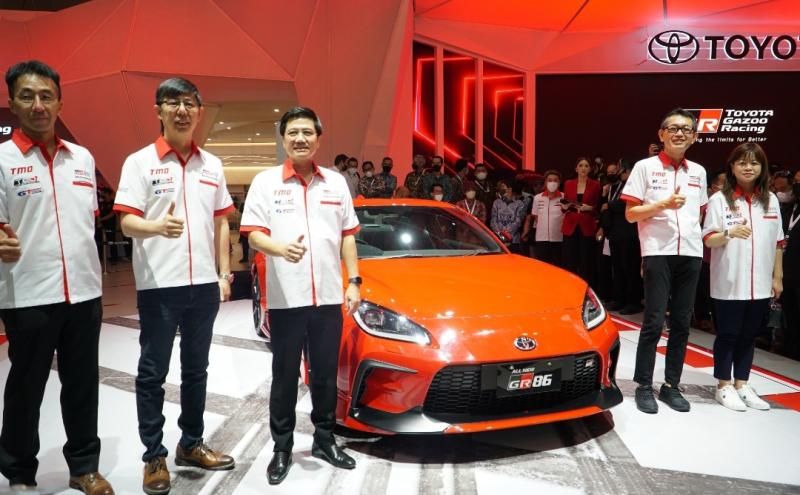 Para Board of Director PT Toyota Astra Motor bersama All New Toyota GR86 yang baru saja diluncurkan pada pembukaan ajang pameran otomotif GIIAS 2022 di ICE BSD City, Tangerang