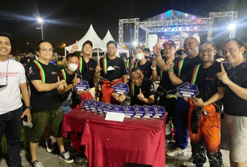Skuad pembalap Nusantara Racing Team Muara Bungo Jambi berpose dengan trofi yang baru diraih, termasuk trofi Kejuaraan Team di Kopikir Gulata Kejurnas Speed Offroad 2022 Meikarta