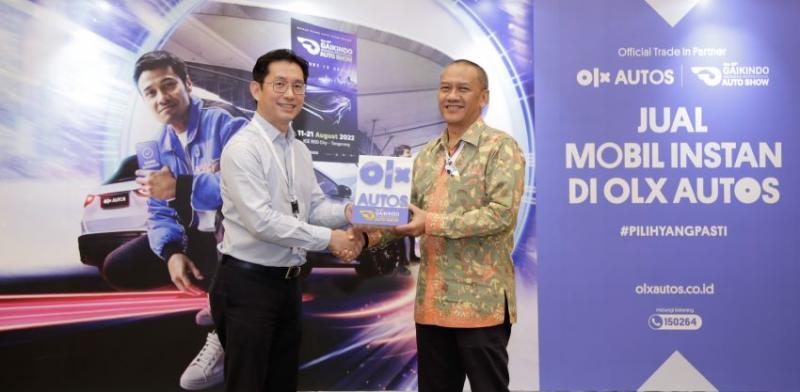 COO OLX Autos Indonesia, Hendri Tadjuni bersama Sekretaris Umum Gaikindo, Kukuh Kumara dalam diskusi di GIIAS 2022