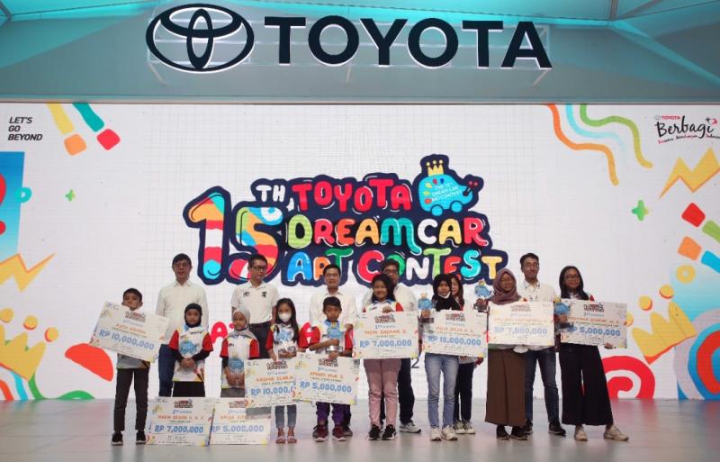 Para pemenang Toyota Dream Car Art Contest 2022 bersama para Board of Director PT Toyota Astra Motor di GIIAS 2022