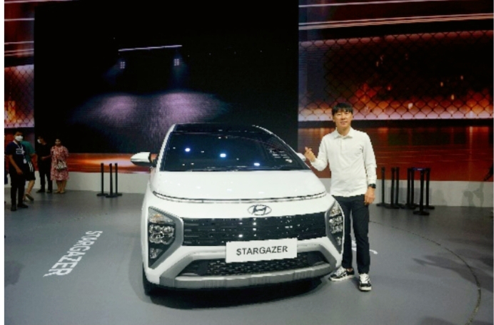 Shin Tae-yong mengabadikan momen bersama Hyundai STARGAZER, MPV baru andalan Hyundai di GIIAS 2022.