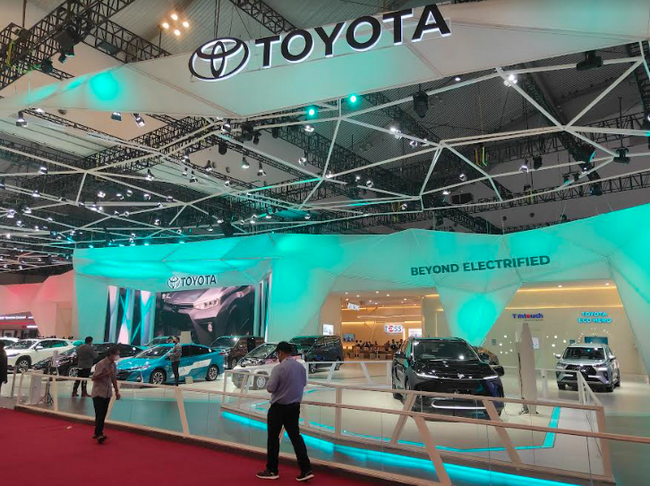 Booth Toyota di GIIAS 2022, yang diidi dengan  24 display dari mobil konvensional hingga mobil listrik