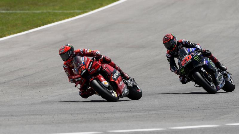 Duel Francesco Bagnaia (Ducati) dengan Fabio Quartararo (Yamaha) diprediksi jadi menu utama sisa kompetisi MotoGP tahun ini. (Foto: ist)