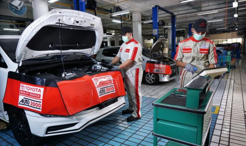 Teknisi bengkel resmi Auto2000 sedang melakukan servis berkala mobil Toyota AutoFamily