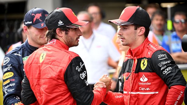 Saatnya Ferrari terapkan team order, membiarkan Charles Leclerc duel dengan Carlos Sainz beresiko dalam pertaruhan di kejuaraan dunia 2022. (Foto: themirror)