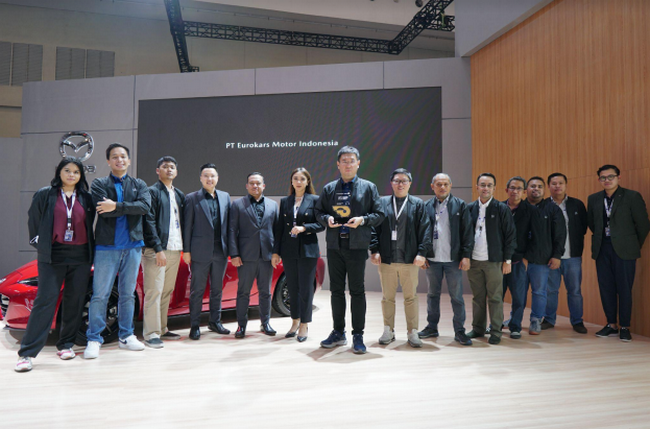 Tim Mazda Indonesia lengkap dengan apresiasi yang di berika GAIKINDO dari pencapaiannya