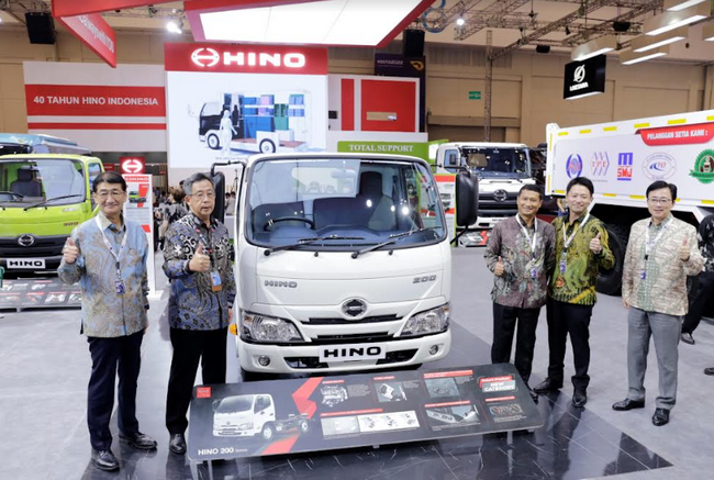 Petinggi Hino bersama truk barunya yang tampil dan meluncur di GIIAS 2022