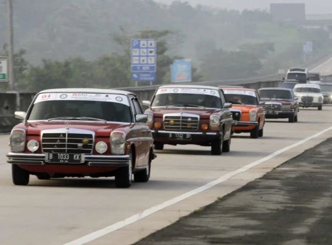 Deretan mobil Mercedes-Benz lawas yang menuju kota Medan Sumatra Utara untuk mengikuti Jambore Nasional MB Club Ina 2022