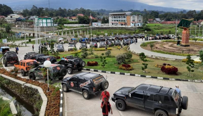 Nissan Terrano memenuhi parkir Islamic Center Padang Panjang. (foto : ende).