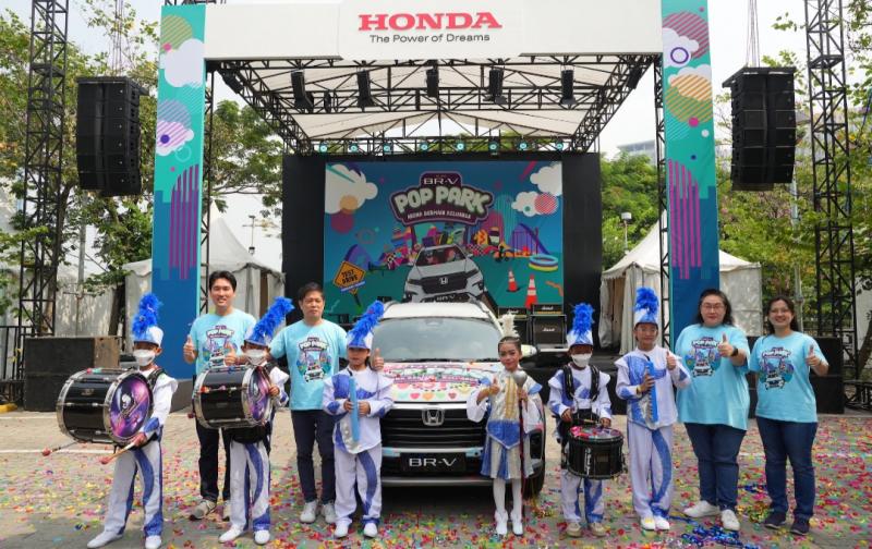 Yusak Billy (ke-4 dari kiri) bersama drum band anak yang menjadi pengisi salah satu slot di panggung hiburan All New Honda BR-V Pop Park di Summarecon Mall Bekasi