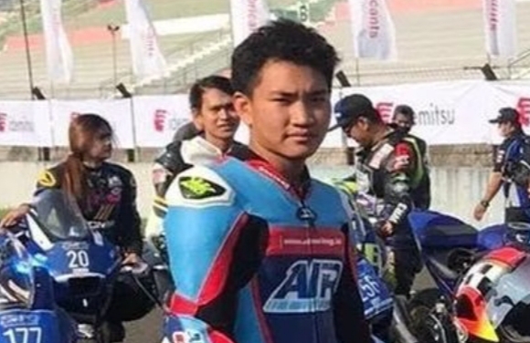 Almarhum Kevin Safaruddin di starting grid bersiap mengikuti balapan kelas R15 Comm B Yamaha Sunday Race 2022 putaran 2 di sirkuit Sentul Bogor hari ini. (Instagram : alrasyid indo racing)