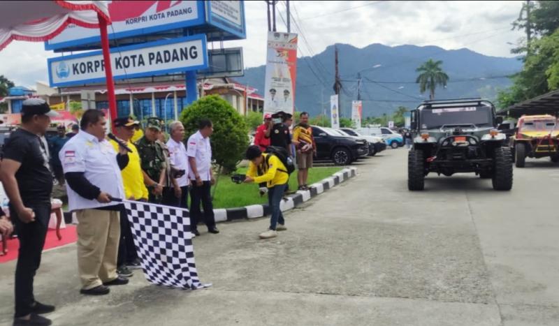 Ketua IOF Pengda Sumbar Verry Mulyadi melakukan flag off peserta Padang Anniversary Offroad 2022 di Balaikota Padang. (foto ; ende)