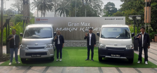 Petinggi Daihatsu berpose bersama model baru Gran Max untuk mendukung bisnis 