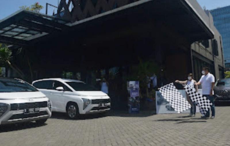 Makmur selaku Chief Operating Officer PT Hyundai Motors Indonesia dan Astrid Ariani Wijana (GM Marketing Dept.) melepas Media Drive Hyundai Stargazer di Surabaya, Rabu (31/8/2022) pagi    , 