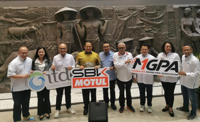 Petinggi MGPA dan Ketua Ikatan motor Indonesia Bamsoet meresmikan penjualan tiket MOTUL FILM World Superbike 2022