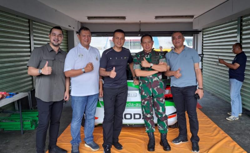 Ijeck (tengah) di pit Sentul International Circuit Bogor bersama rekannya Harun Nasution, Sultan Djorgie dan Irwan Rachim 
