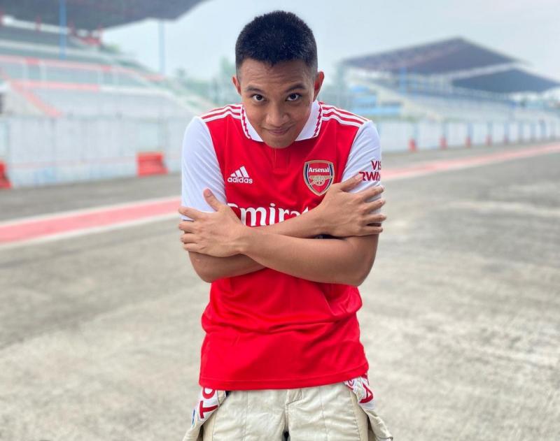 Demas Agil pakai jersey Arsenal peragakan ekspresi kedinginan karena tim kesayangannya tengah memuncaki klasemen Liga Inggris. (Instagram demas agil)