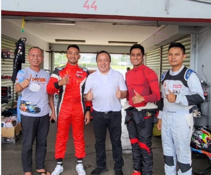 Dari kiri H Jajam, H Yudhis 33, HM Rosehan NB, M Rizky Padila dan Ferlando di pit 44 sirkuit Sentul Bogor
