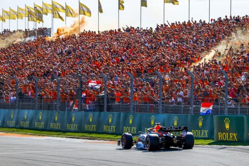 Max Verstappen (Belanda/Red Bull) di tengah gemuruh penonton yang penuhi sirkuit. (Foto: f1)