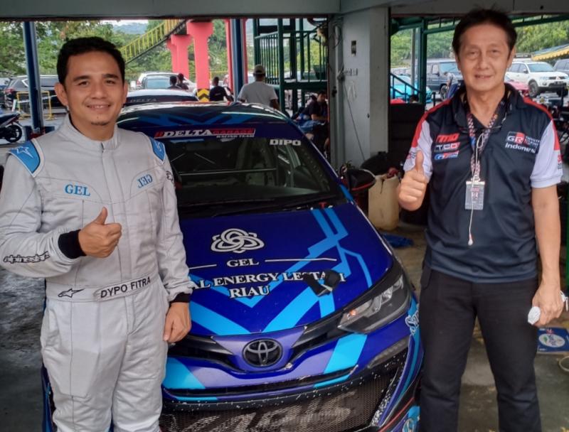 Dypo Fitra (kiri) dan Anton Hudijana tuner senior yang menghandle Toyota Yaris andalan pembalap dan pengusaha asal Pekanbaru itu. (foto : bs)