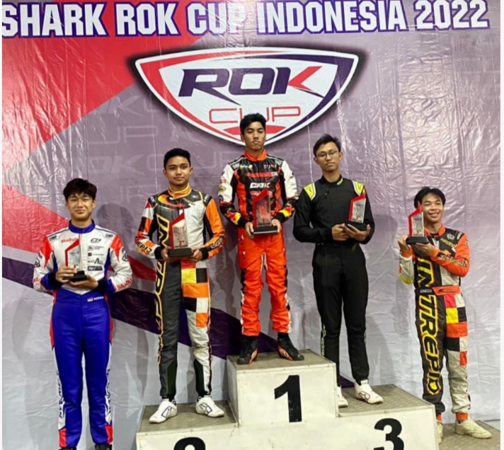 Rafa Dypo (kedua dari kiri) di podium juara 2 kelas Senior Rok NS putaran 6 Eshark Rok Cup 2022 di sirkuit Sentul, Bogor, Minggu (4/9/2022)