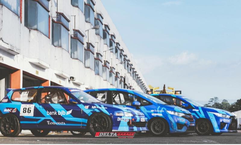 Skuad Bank BJB Delta Garage Racing Team dengan warna dan livery dominan biru yang seluruh pembalapnya sukses meraih trofi juara 1 pada ISSOM 2022 putaran 4 di Sentul International Circuit, Bogor. (Foto : delta garage)