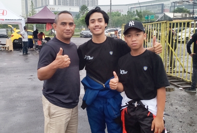 Bintang Barlean (tengah) bersama Attaya Kenzie dan Anas Setiawan di acara FIA Rally Stars di Edutown Arena BSD City Tangerang, Kamis (8/9/2022). (foto : bs)
