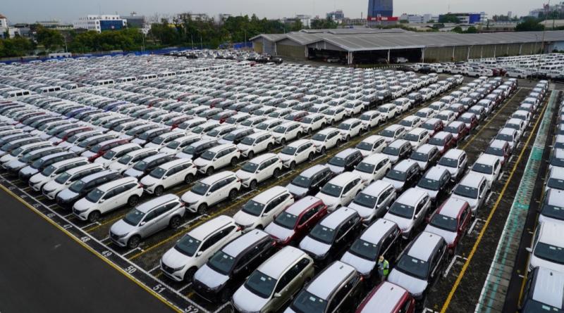 Deretan unit mobil Daihatsu di bilangan Sunter, Jakarta Utara yang siap didelivery ke dealer seluruh wilayah Indonesia