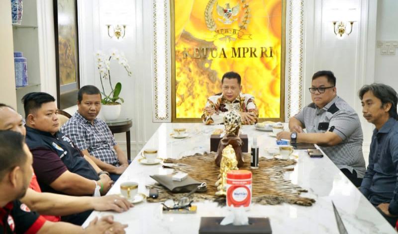 Ketum IMI Pusat Bamsoet saat menerima Bupati Tanjung Jabung Timur Romi Hariyanto dan Ketua IMI Provinsi Jambi M Guntur Muchtar di Jakarta hari ini